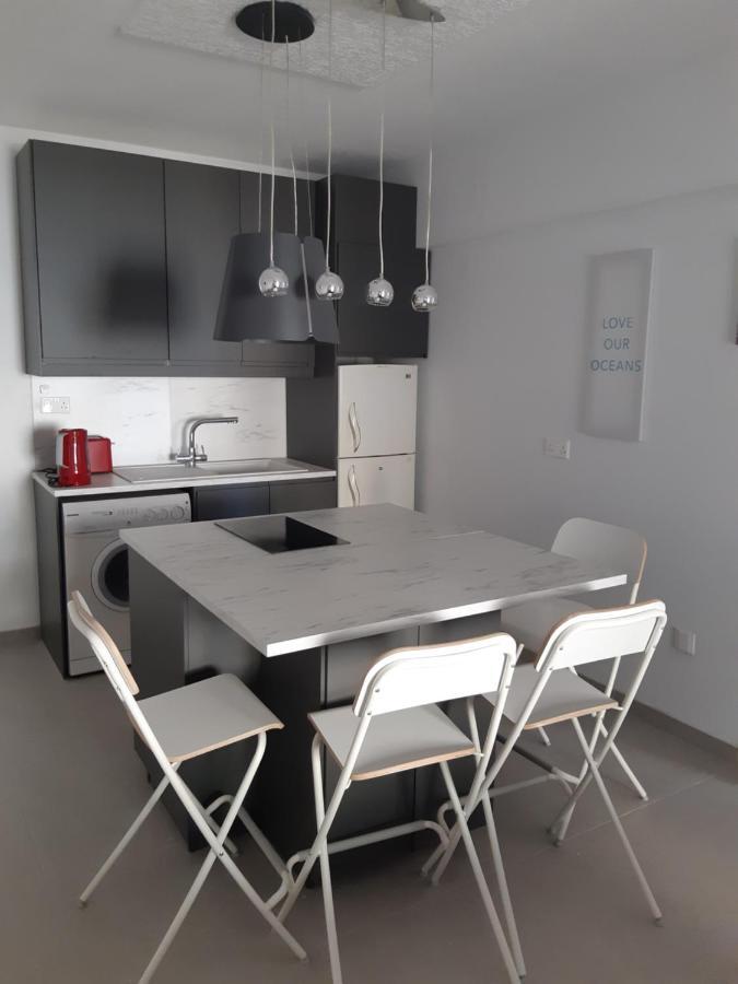Beautiful Apartment Near Beach In Larnaca Scala Esterno foto